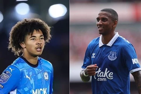 "الحلم يتحقق".. قرعة كأس الاتحاد الإنجليزي تضع آشلي يونج في مواجهة نجله